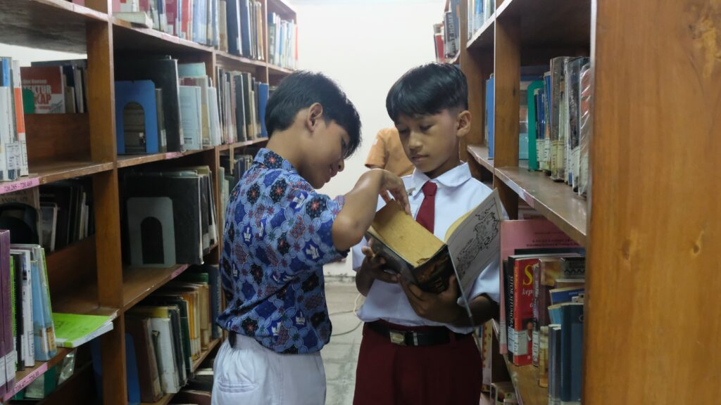 Para siswa SD saat mengunjungi Ruang Baca Lantai 5 Perpustakaan ITS dalam acara Go to ITS