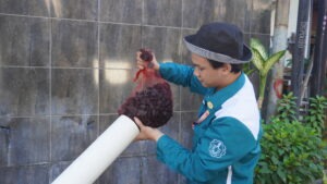 HMTL ITS Tingkatkan Sanitasi Kampung Mitra Lewat Pemasangan Filter Air