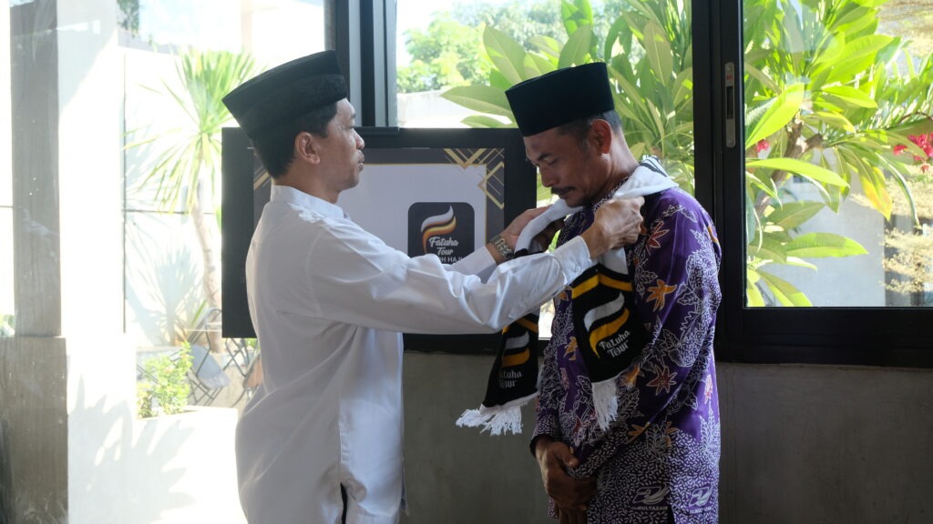 Rektor ITS Prof Ir Bambang Pramujati ST MScEng PhD secara simbolis mengalungkan syal pemberangkatan kepada para calon jamaah umrah 2025