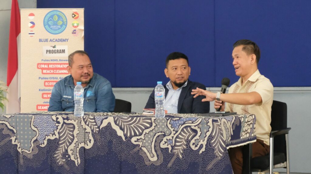 Foto (dari kiri ke kanan) Mukhammad Muryono SSi MSi PhD, Dosen Universitas Brawijaya Dr Oktavias Muzaky Luthfi ST MSc, dan Dr Fernan P Tupas saat membawakan sesi diskusi pada helatan Blue Carbon Project and Financing Profiling Academy 2025