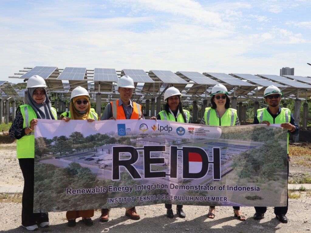 Direktur Riset dan Pengabdian kepada Masyarakat ITS Fadlilatul Taufany ST PhD (kanan) bersama Prof Jacquiline Lo dan Prof Tania Urmee saat meninjau area proyek REIDI di ITS
