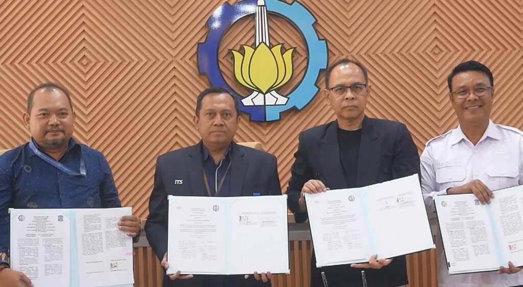 (Dari kiri) Wakil Kepala Pusat Studi Pengembangan Industri dan Kebijakan Publik ITS Mukhamad Muryono SSi MSi PhD, Wakil Rektor IV ITS Prof Agus Muhamad Hatta, ST MSi PhD, Direktur Utama PT Digital Syariah Technology Hambali, Kepala Diskominfo Surabaya Muhammad Fikser dalam kegiatan penandatanganan perjanjian kerjasama antara ITS dan Pemkot Surabaya
