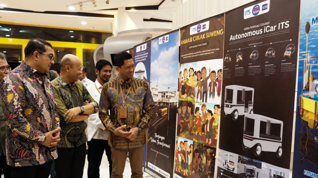 Menteri Ekonomi Kreatif RI Teuku Riefky Harsya BSc MT (kiri) meninjau karya pameran AnimaxplainITS di GRIT ITS