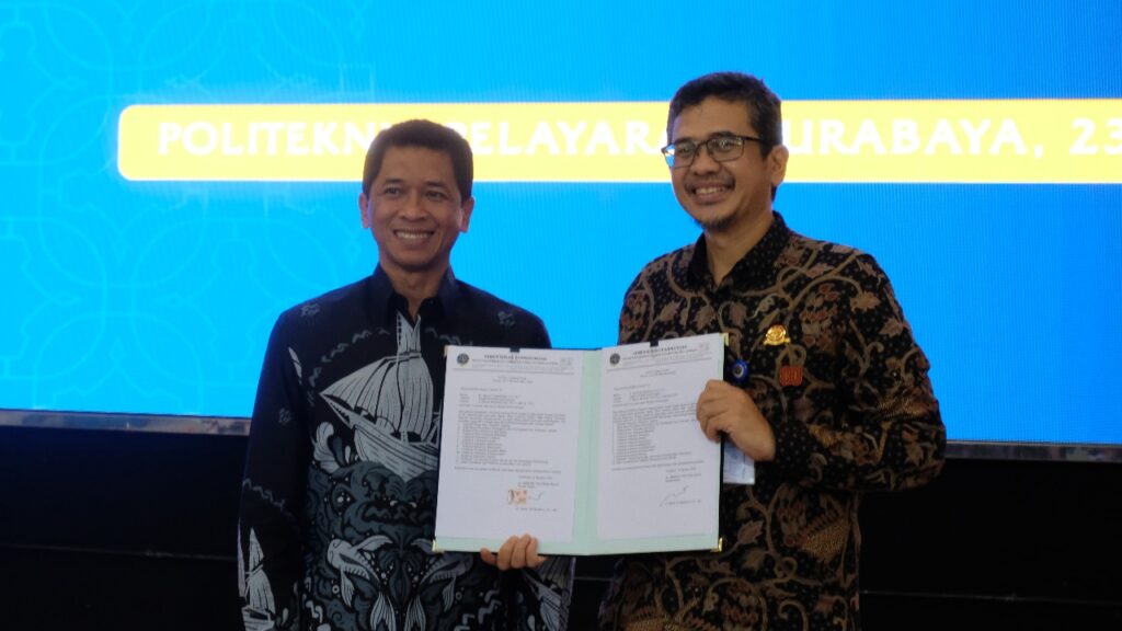 Rektor ITS Prof Ir Bambang Pramujati ST MScEng PhD (kiri) dan Kepala BPSDM Perhubungan Indonesia Dr Djarot Tri Wardhono ST MT menunjukkan naskah MoA yang telah ditandatangani
