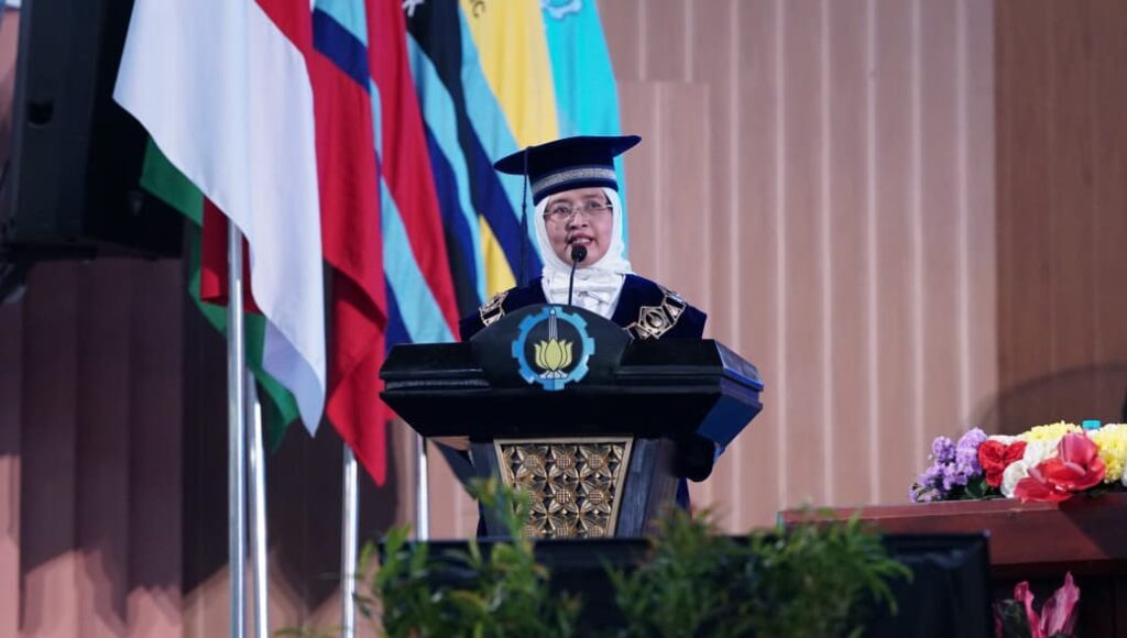 Wakil Rektor I Bidang Akademik dan Kemahasiswaan ITS Prof Nurul Widiastuti SSi MSi PhD saat memberikan sambutan pengukuhan profesor dalam Sidang Terbuka Dewan Profesor ITS