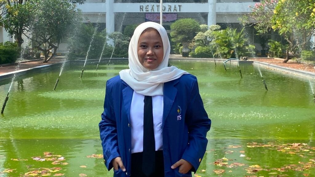 Gambar Safhira Najma, mahasiswa baru termuda ITS 2025 yang berumur 15 tahun 9 bulan dari Prodi S1 Sains Aktuaria ITS