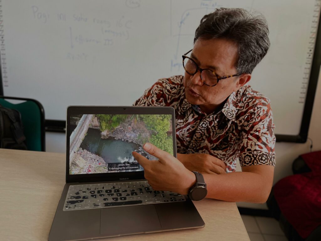 Prof Ir Eddy Setiadi Soedjono DiplSE MSc PhD saat menjelaskan isi cuplikan film dari Indonesia Unwrapped, A Plastic Paradise