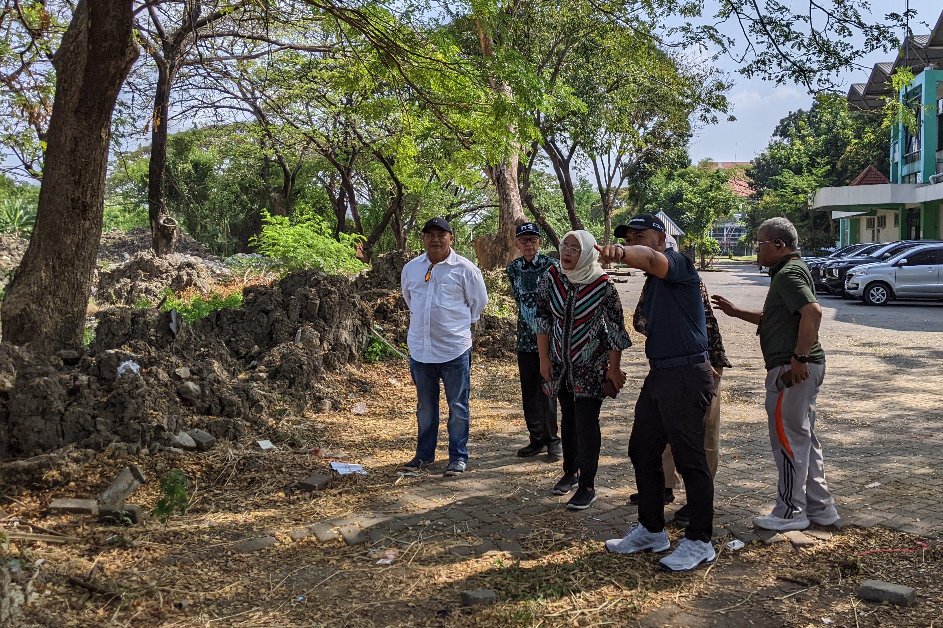 Ketua Umum Perbasasi Jatim Ony Anwar Harsono ST MH (menunjuk) saat meninjau lokasi untuk rencana pembangunan Lapangan Softball ITS