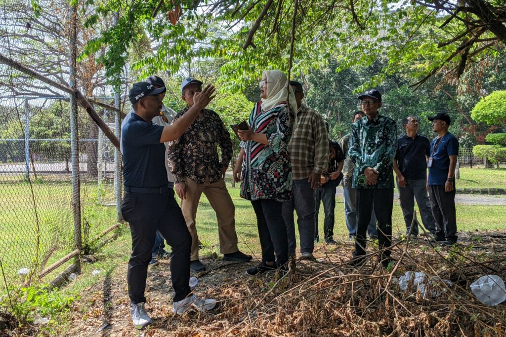 Ketua Umum Perbasasi Jatim Ony Anwar Harsono ST MH saat meninjau lokasi rencana pembangunan Lapangan Softball ITS