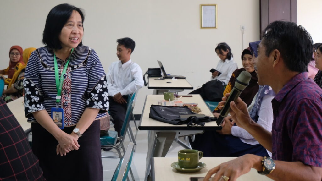 Prof Erma Suryani ST MT PhD dalam sesi diskusi dengan peserta dari Balai Riset dan Monitoring Pertanian (BRMP) Jawa Timur