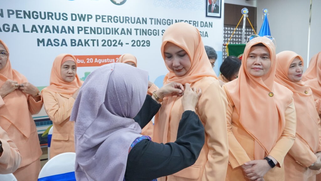 Penyematan pin Dharma Wanita Persatuan (DWP) kepada Ketua DWP ITS Galih Kanestri Dewi Pramujati di Ruang Rapat Pimpinan ITS