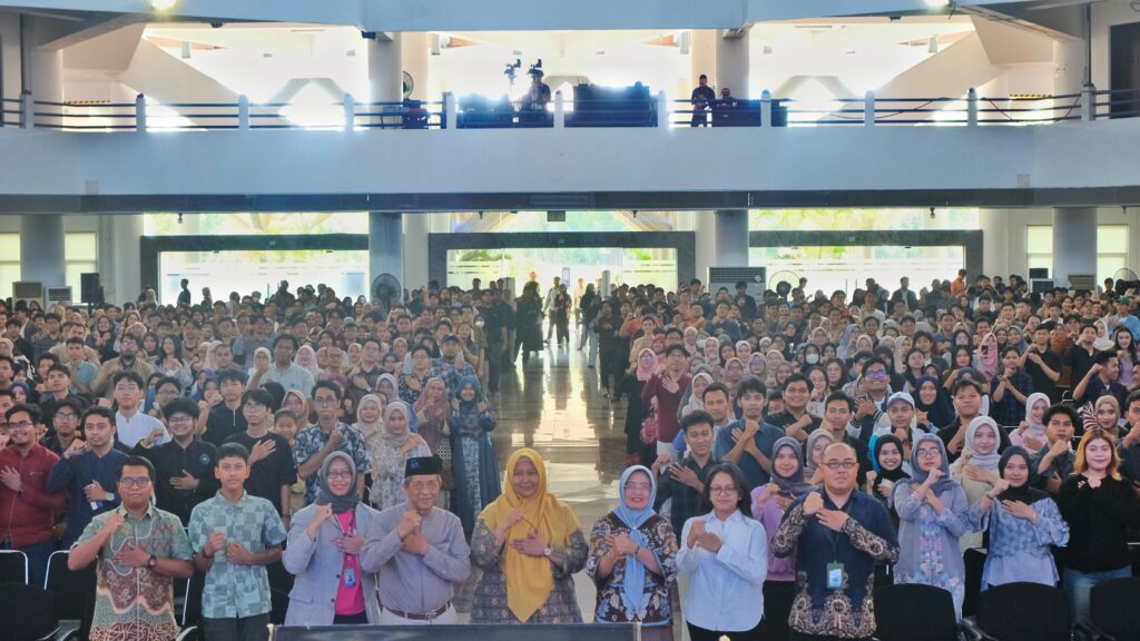 Gambar Calon wisudawan ITS sekaligus peserta Wisuda ke-132 ITS ketika melaksanakan gladi bersih prosesi wisuda dalam kegiatan Pembekalan Wisuda ke-132 ITS
