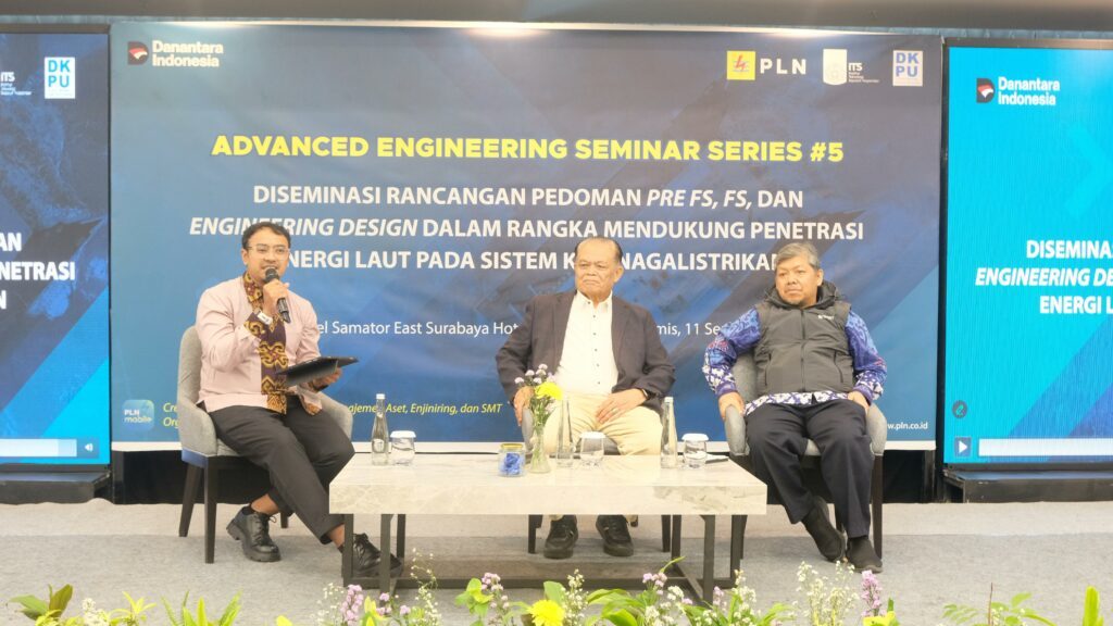 Guru Besar ITS Prof Ir Mukhtasor MEng PhD (kanan) dalam sesi diskusi pada kegiatan Diseminasi Pedoman Energi Laut