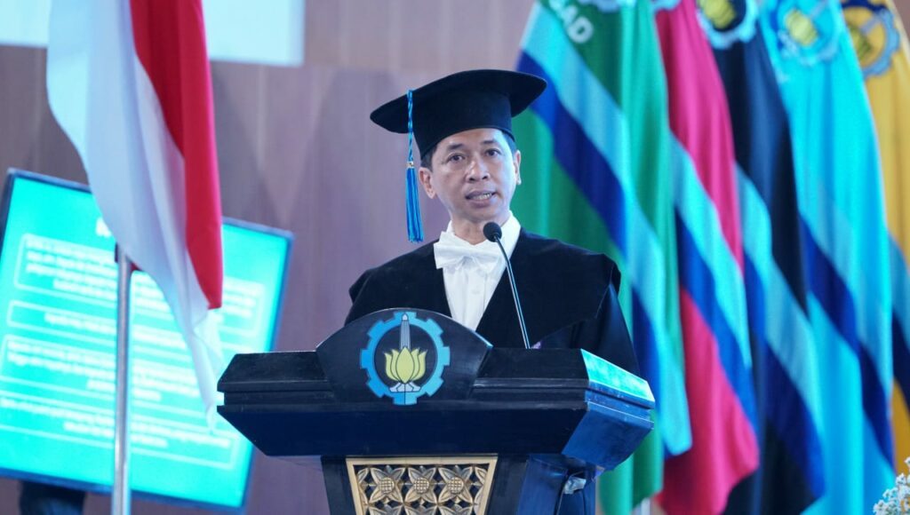 Rektor ITS Prof Dr (HC) Ir Bambang Pramujati ST MScEng PhD ketika menyampaikan orasi ilmiah untuk pengukuhannya sebagai Profesor ke-232 ITS