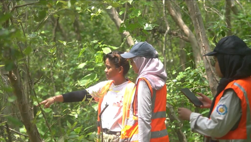Mahasiswa Geomatika ITS meninjau lahan yang akan digunakan untuk pengambilan sampel air dan sedimen