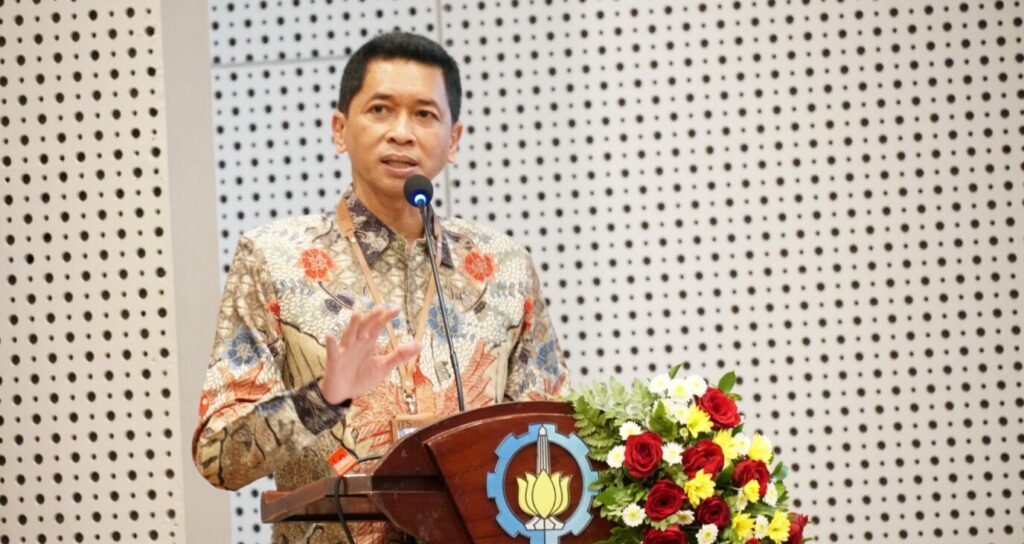 Rektor ITS Prof Dr Ir Bambang Pramujati ST MSc Eng PhD saat memberikan sambutan di seminar nasional tentang Teknologi Bawah Air Masa Depan dalam Pertahanan Maritim di Auditorium Research Center ITS