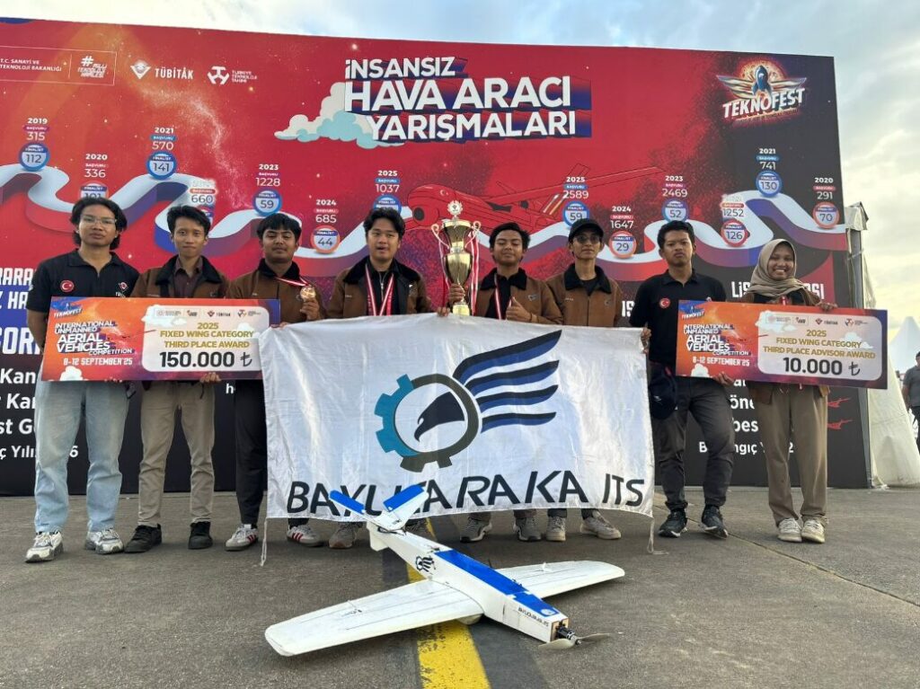 Tim Bayucaraka ITS sukses menyabet gelar Juara 3 kategori Fixed Wing dengan mengalahkan 131 tim negara lain di Teknofest 2025, Turki