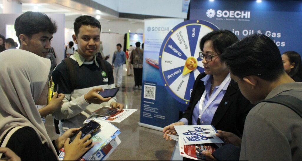 Antusiasme pengunjung BKI ke-45 dalam memperoleh informasi di salah satu stan perusahaan mitra