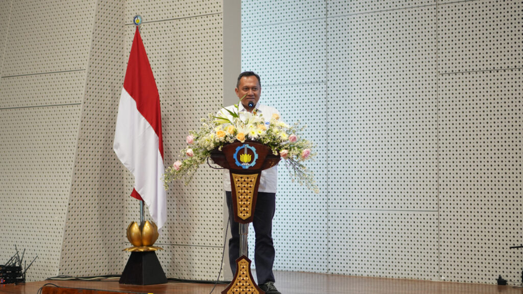 Wakil Rektor IV ITS Prof Ir Muhamad Hatta ST MSi PhD saat membuka Indonesian Port Marina Forum di Auditorium Gedung Research Center ITS