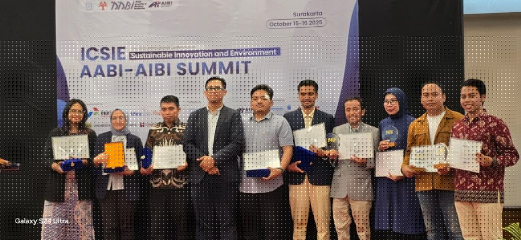 CEO 3D Expert Samsudin ST (dua dari kanan), salah satu startup ITS, usai menerima penghargaan sebagai Startup Unggulan dari Ketua AIBI Dr Catur Sugiarto (empat dari kiri) bersama para penerima penghargaan lainnya