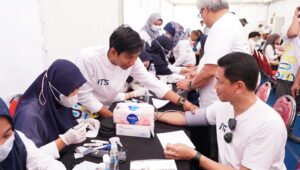 Peduli Kesehatan, Ratusan Warga Ikuti Pemeriksaan Kesehatan Gratis di ITS