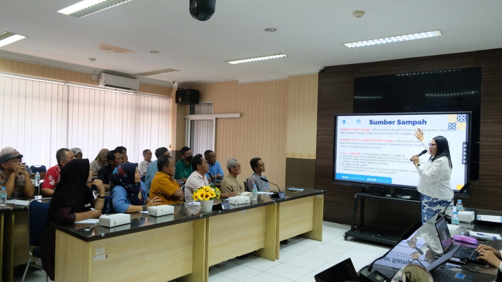 Kepala Departemen Teknik Lingkungan ITS Dr Susi Agustina Wilujeng (berdiri) dalam menyampaikan pelatihan dari Laboratorium Pengolahan Limbah Padat dan B3