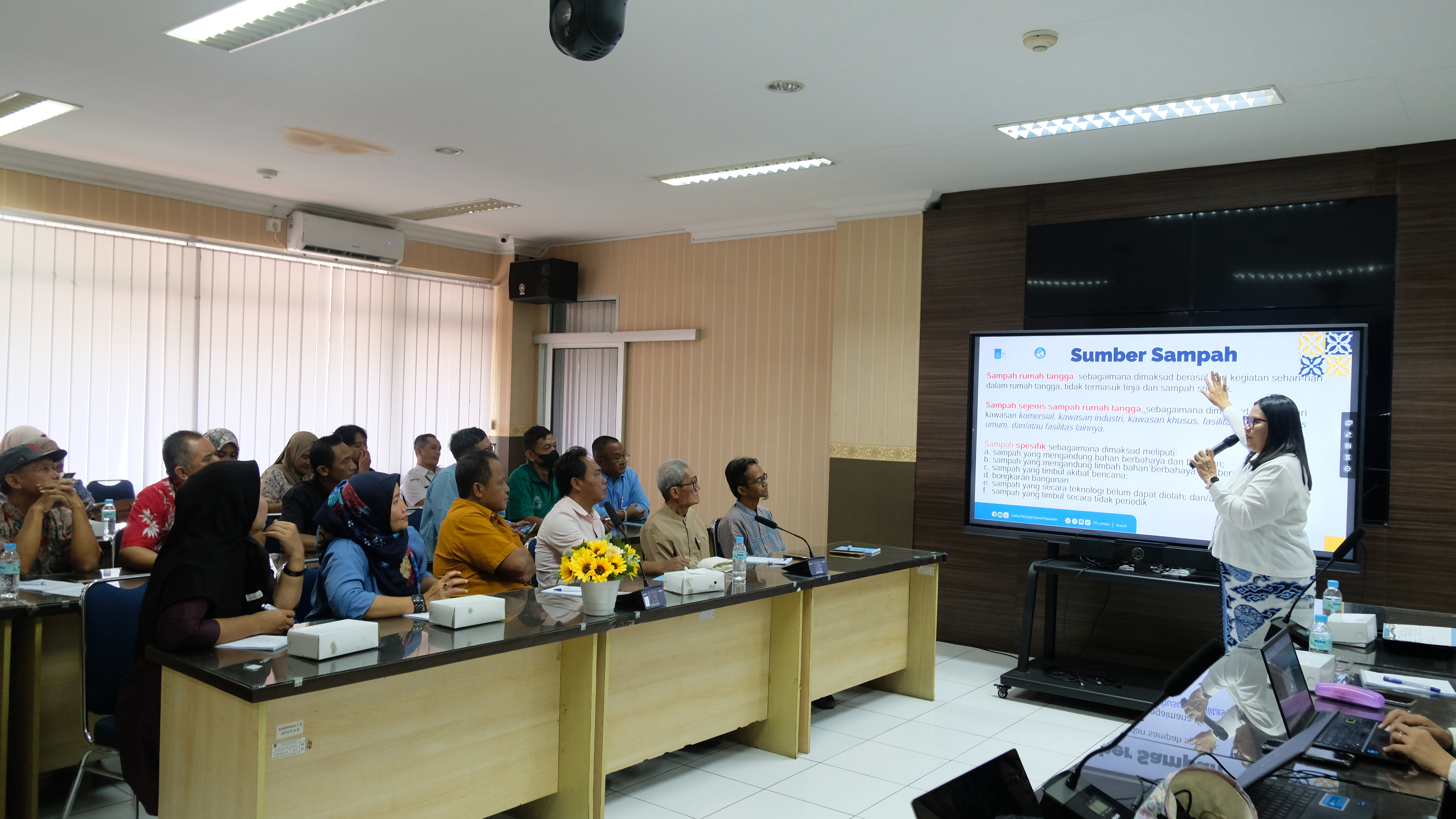Kepala Departemen Teknik Lingkungan ITS Dr Susi Agustina Wilujeng (berdiri) dalam menyampaikan pelatihan dari Laboratorium Pengolahan Limbah Padat dan B3