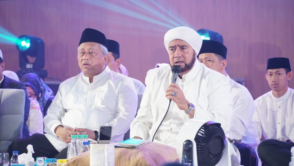 Habib Syech bin Abdul Qodir Assegaf (pegang mic) didampingi Ketua MWA ITS Prof Dr Ir Mohammad Nuh DEA saat memimpin selawat bersama pada acara ITS Bersholawat di Grha Sepuluh Nopember ITS