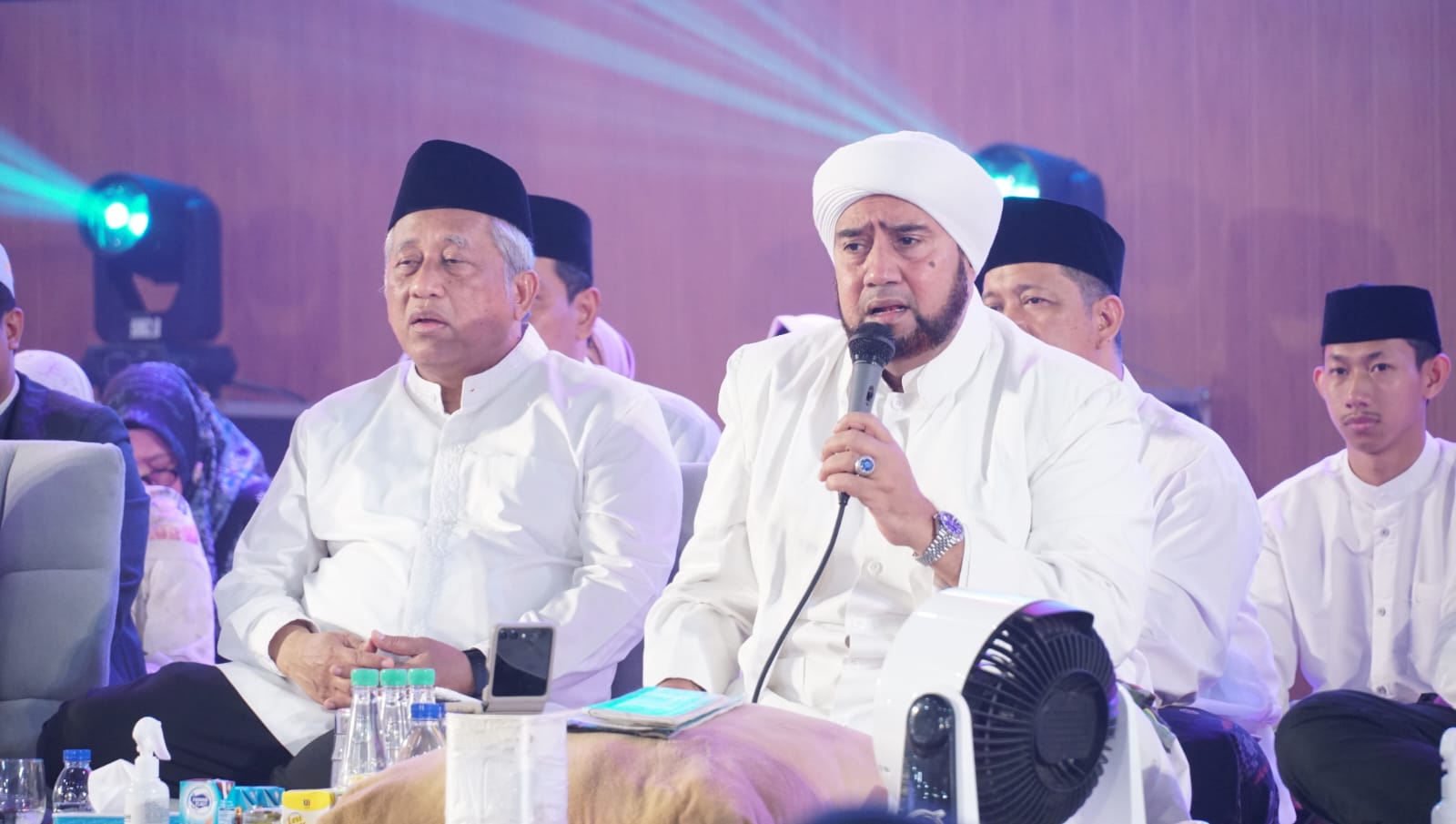 Habib Syech bin Abdul Qodir Assegaf (pegang mic) didampingi Ketua MWA ITS Prof Dr Ir Mohammad Nuh DEA saat memimpin selawat bersama pada acara ITS Bersholawat di Grha Sepuluh Nopember ITS