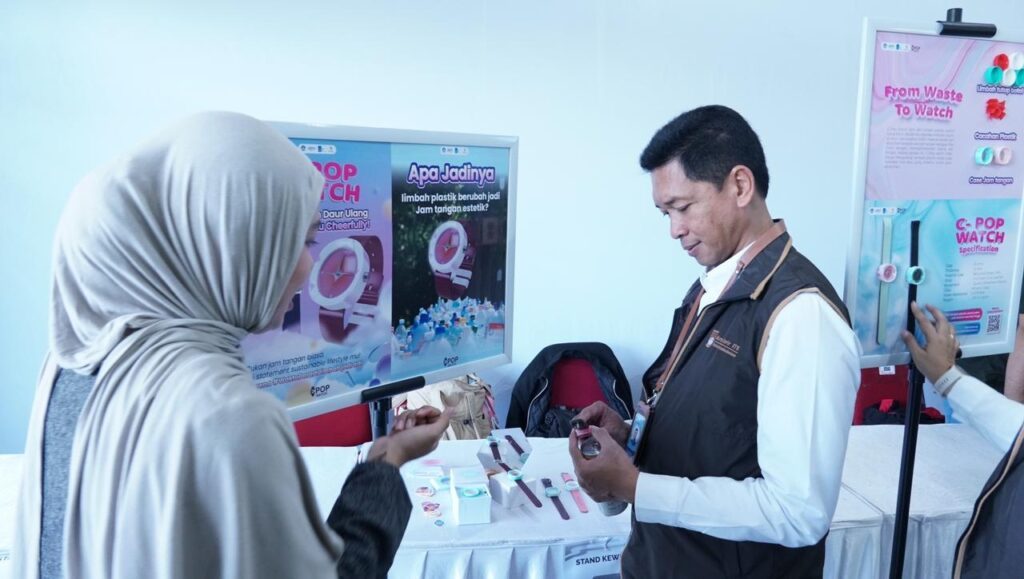 Nisa Abiba, salah satu anggota tim C-Pop Watch (kiri) saat menjelaskan jam tangan karya inovasi timnya kepada Rektor ITS Prof Dr (HC) Ir Bambang Pramujati ST MSc Eng PhD pada sebuah pameran