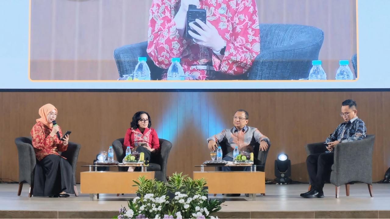 Para pemateri saat tanya jawab terkait materi dalam Seminar Awam Kesehatan Reproduksi yang digelar oleh DWP ITS di Grha Sepuluh Nopember ITS