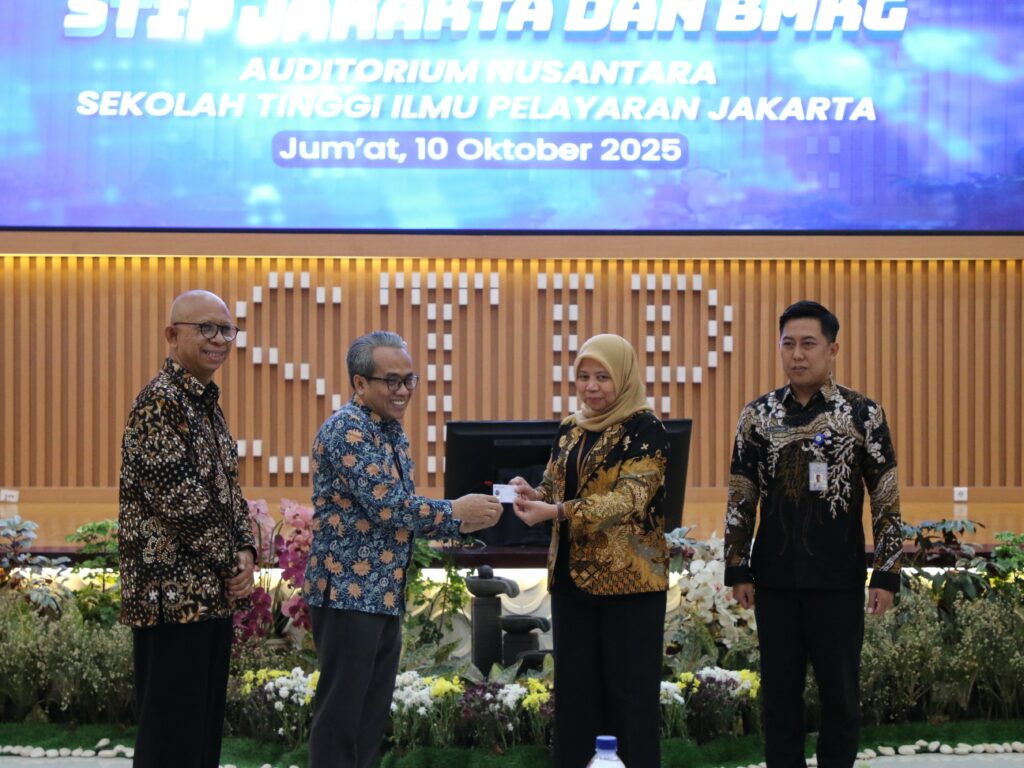Gambar Penyerahan kartu tanda mahasiswa (KTM) oleh Wakil Rektor II ITS Dr Ir Machsus ST MT kepada mahasiswa doktoral baru dari STIP Jakarta dan BMKG