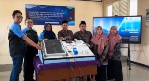 ITS Edukasi Energi Bersih dengan Sosialisasi PLTS kepada Siswa di Lamongan