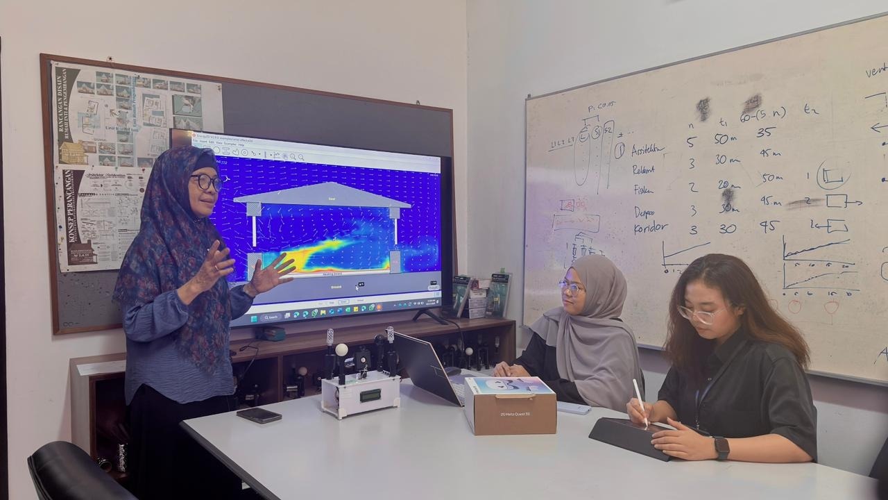 Prof Dr Dipl Ing Sri Nastiti Nugrahani Ekasiwi MT (berdiri) menjelaskan simulasi pola aliran udara dalam ruang pada mata kuliah Penghawaan Bangunan
