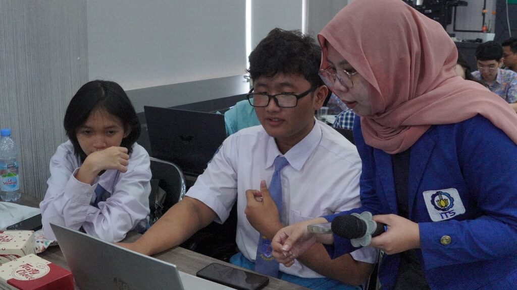 Salah satu siswa peserta Pelatihan 1.000 Duta AI sedang menanyakan tentang proses awal generalisasi data ke AI