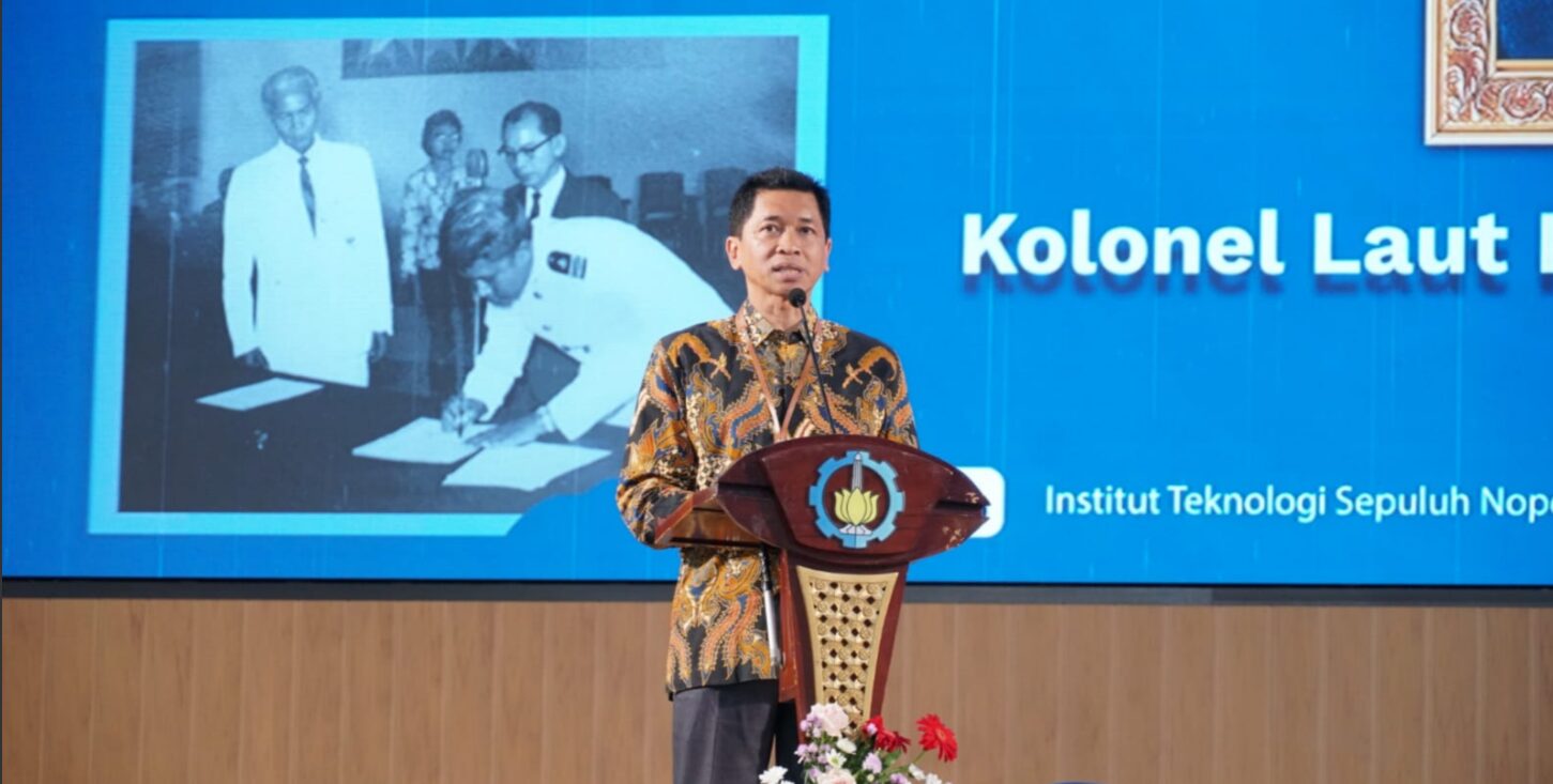 Rektor ITS Prof Dr (HC) Ir Bambang Pramujati ST MSc Eng PhD saat memberikan sambutan dalam kegiatan Napak Tilas Merajut Memori Keteladanan Rektor ke-2 ITS Kolonel Laut (Purn) Ir Marseno Wirjosapoetra