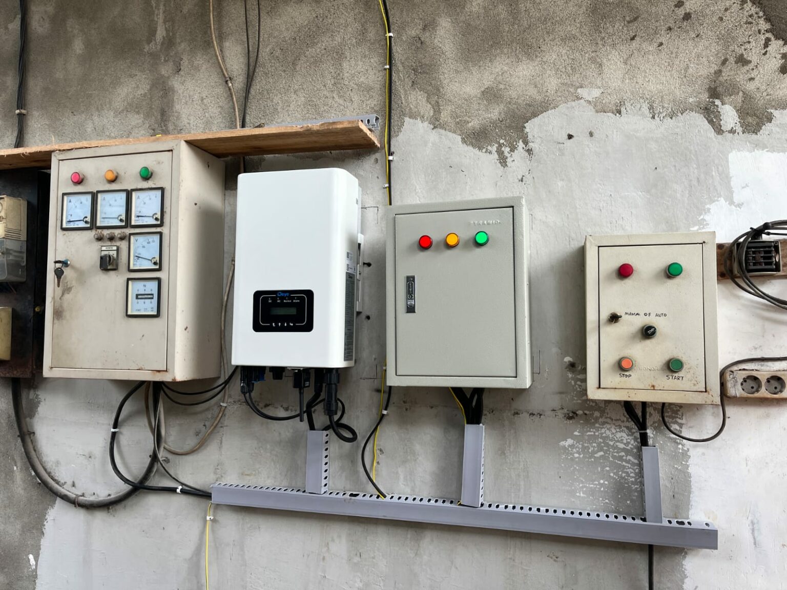 Tampak hasil akhir dari instalasi Panel Hubung Bagi (PHB) dan inverter ...
