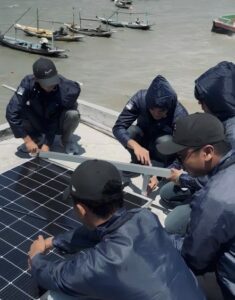 Abmas Himatektro ITS Implementasikan Lampu Sorot Berbasis Panel Surya EASY