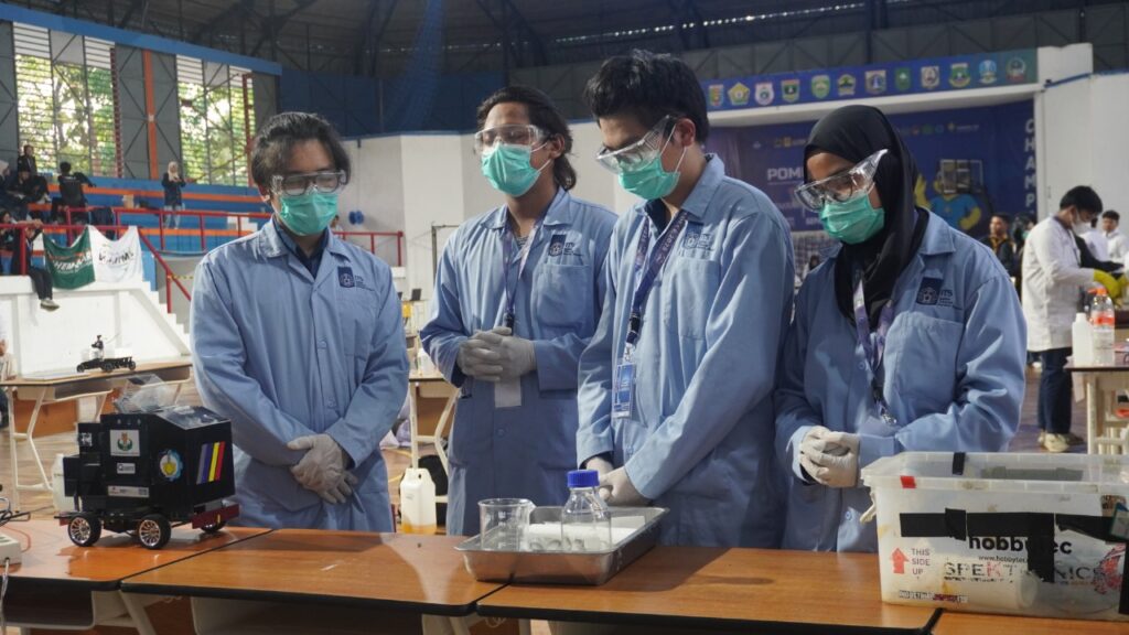 Tim Spektronics ITS ketika menyiapkan mobil ASEP pada kompetisi Indonesian Chemical Reaction Car Development Challenge (Ichedece) Ecodays UNS 2025