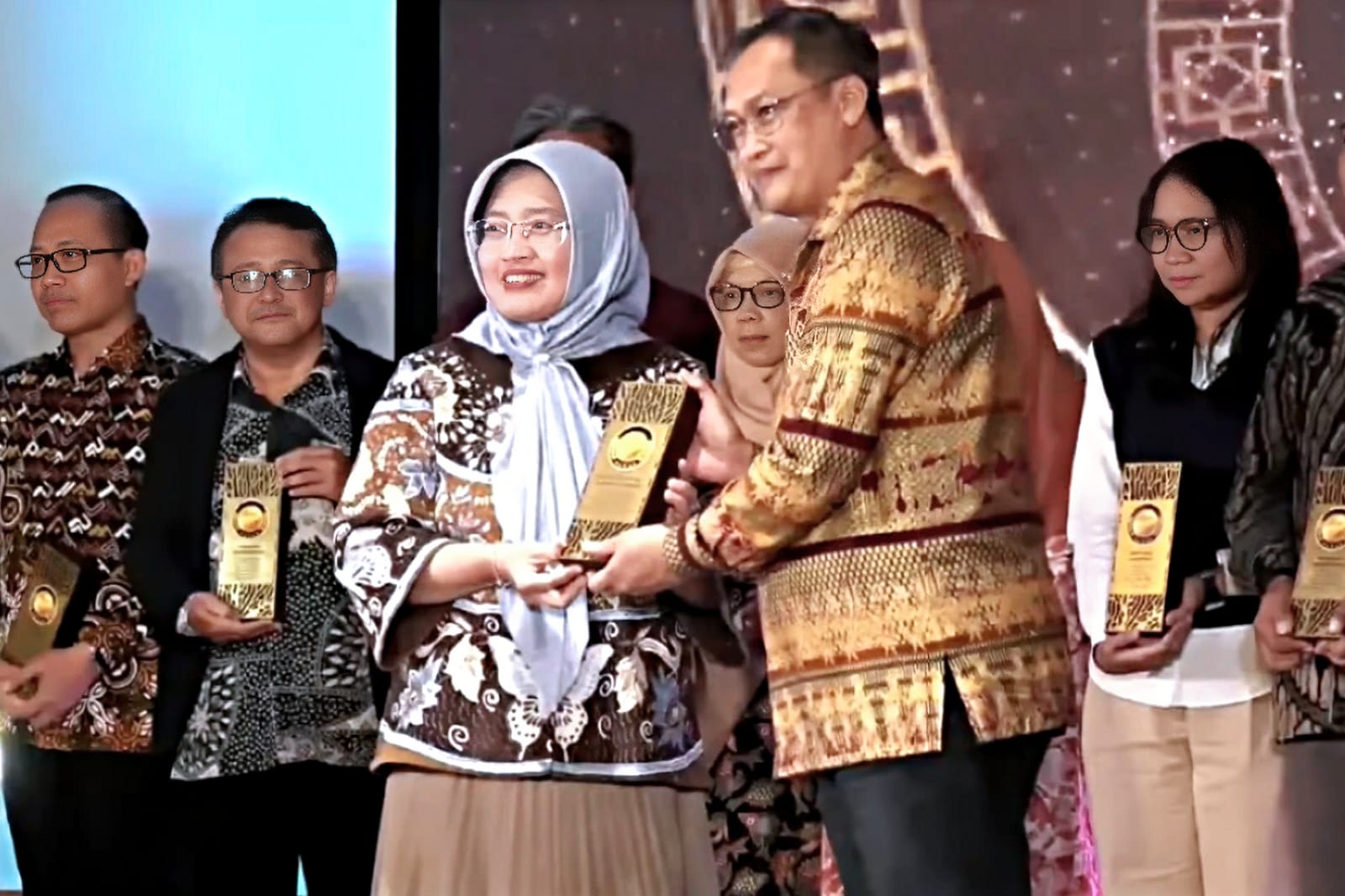 Wakil Rektor I Bidang Akademik dan Kemahasiswaan ITS Prof Nurul Widiastuti MSi PhD (kiri depan) saat mewakili ITS menerima penghargaan pada kategori perguruan tinggi penerima skema insentif terbanyak kedua pada ajang PKM Award 2025 di UPI Bandung