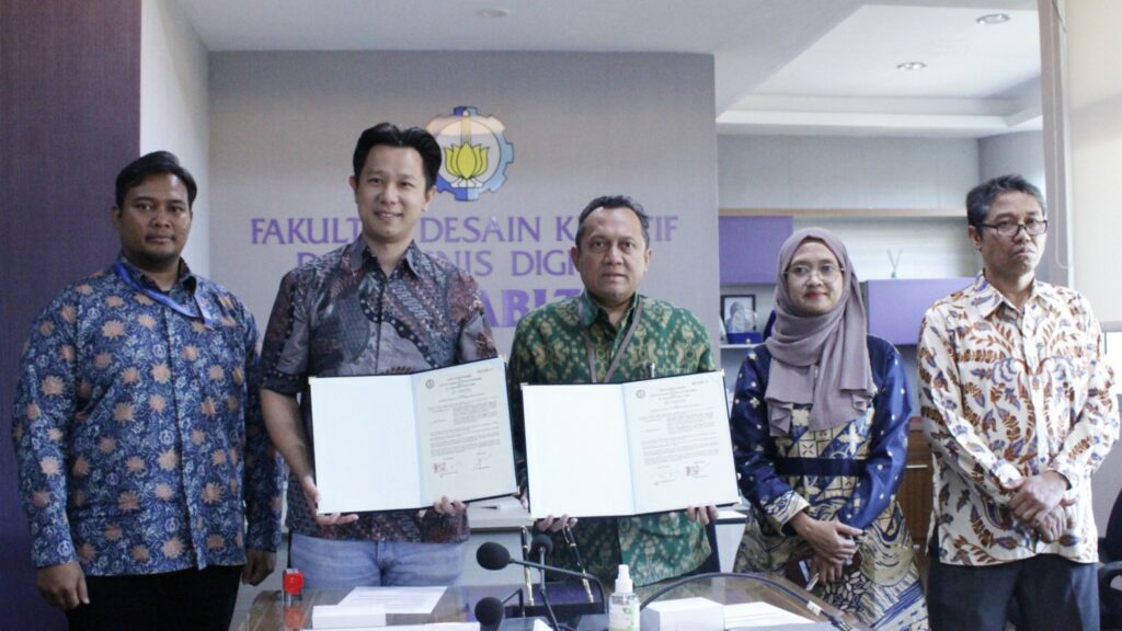 Direktur Utama PT Keravindo Surya Tama Rendy Setiawan (dua dari kiri) dan Wakil Rektor Bidang Riset, Inovasi, Kerjasama, dan Kealumnian ITS Prof Agus Muhamad Hatta ST MSi PhD (tiga dari kanan) menunjukkan naskah PKS yang telah ditandatangani