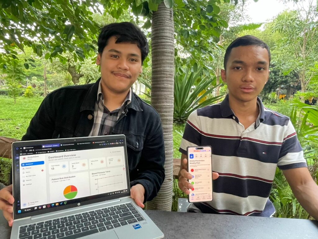 Alden Bintang Rafazha menunjukkan tampilan dashboard StrokeGuard untuk perawat dan dokter (kiri) serta Muhammad Irsyad Yunus menunjukkan aplikasi StrokeGuard di HP untuk pasien (kanan)