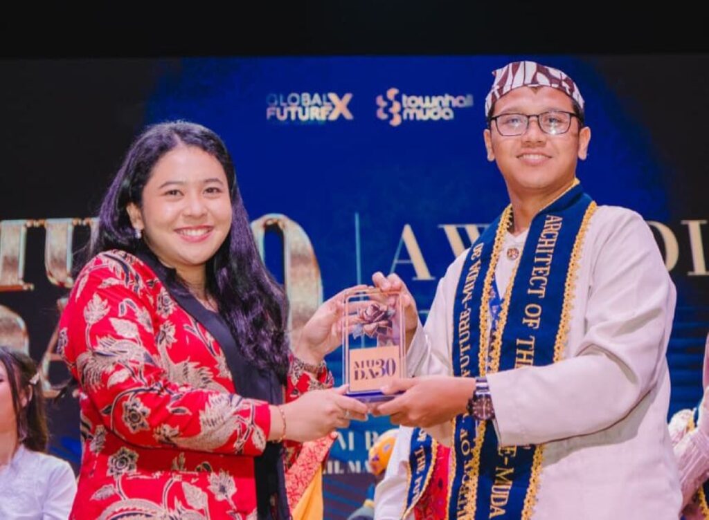Dosen ITS Reza Aulia Akbar ST MT MBA (kanan) saat menerima penghargaan Best Initiative Bidang Inovasi, Teknologi, dan Kewirausahaan pada malam penghargaan Muda30
