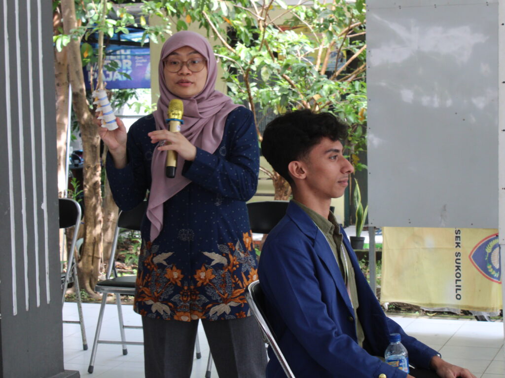Gambar Dosen Program Studi Pendidikan Profesi Dokter ITS dr Ratri Dwi Indriani SpAn FIP FIPP bersama mahasiswanya menyimulasikan posisi duduk yang baik dalam gelaran Promoting Spine Health Through Understanding and Real Education (Posture) di Keluarahan Medokan Semampir, Surabaya