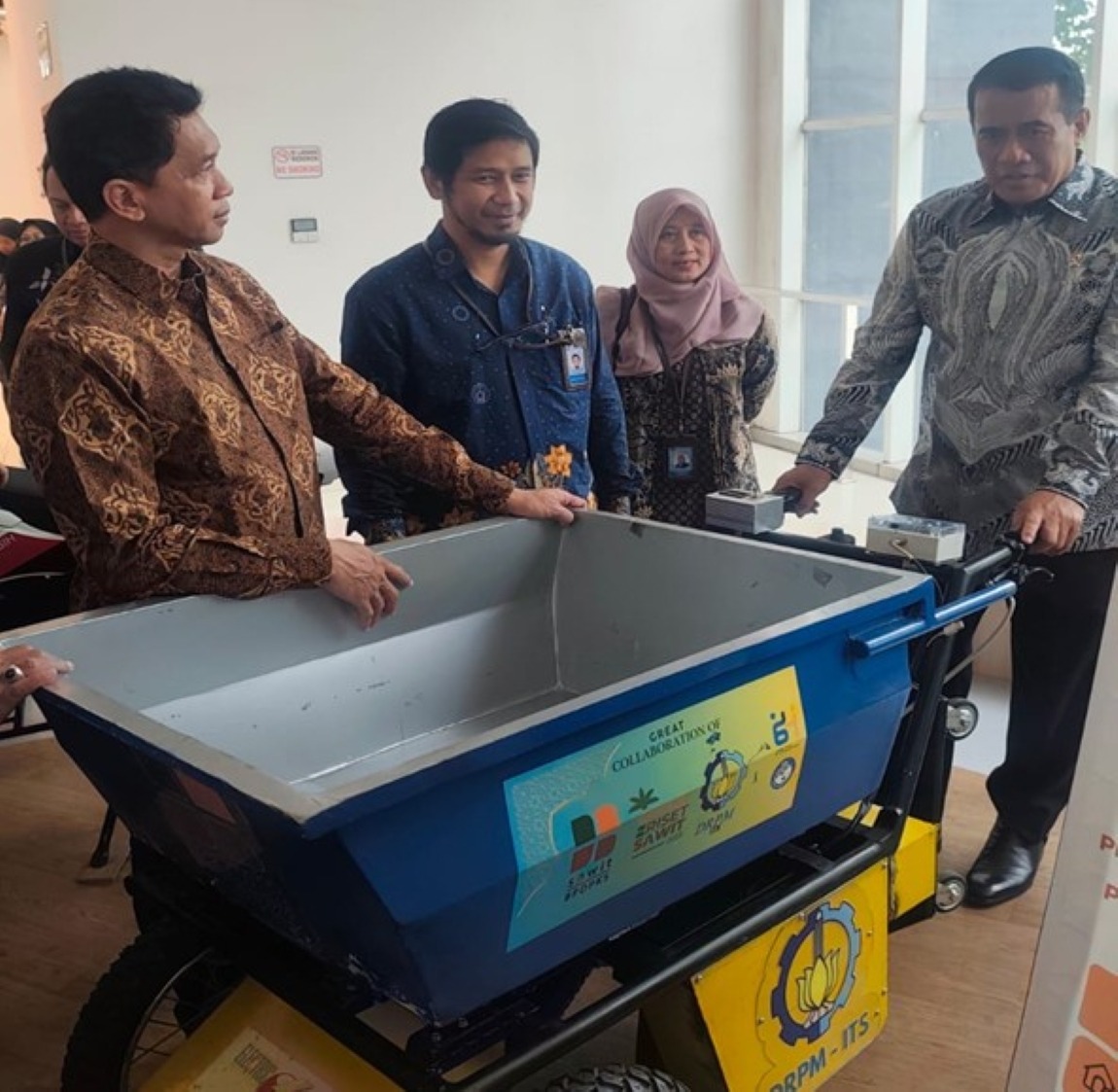 Kementerian Pertanian RI memberi dukungan lewat kunjungan Menteri Andi Amran Sulaiman (kanan) saat meninjau hasil riset dan inovasi pertanian yang telah dilakukan oleh ITS