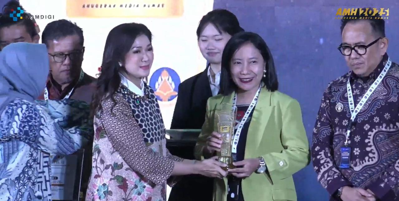 Kepala Unit Komunikasi Publik ITS Yuni Setyaningsih (baju hijau) saat menerima penghargaan dari Dirjen Komunikasi Publik dan Media Fifi Aleyda Yahya (dua dari kiri depan)