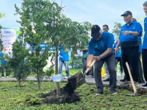 Gugur Gunung 8.0, ITS Hijaukan Kampus dengan 2.100 Pohon