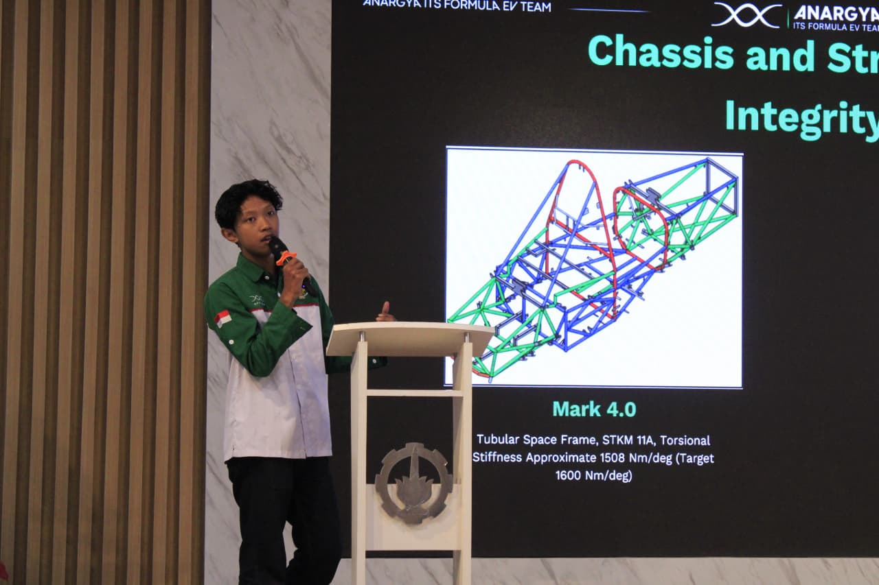 Mechanical Manager Tim Anargya ITS Brilliant Arozaq saat menjelaskan bodi mobil Anargya Formula EV Mark 5.0 beserta spesifikasi lainnya
