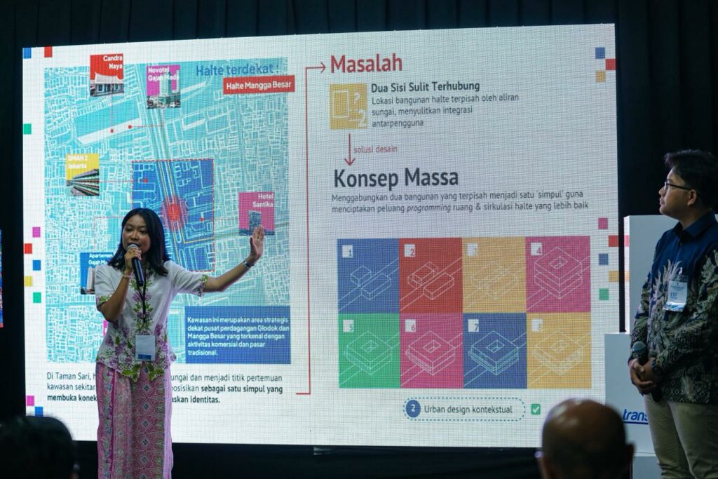 Naurah Qatrunnada R saat mempresentasikan konsep halte masa depan yang didesain oleh Tim Vesta Fora dari Departemen Arsitektur ITS