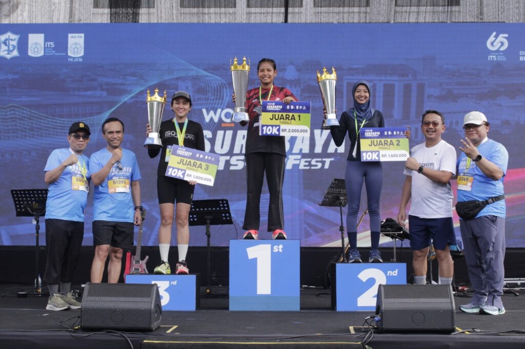 Para juara usai menerima hadiah di atas podium pada kegiayan Surabaya ITS Run Festival 2025 di Balai Kota Surabaya